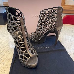 Vera Wang Lavender- fierce vintage silver leather heels sz 8.